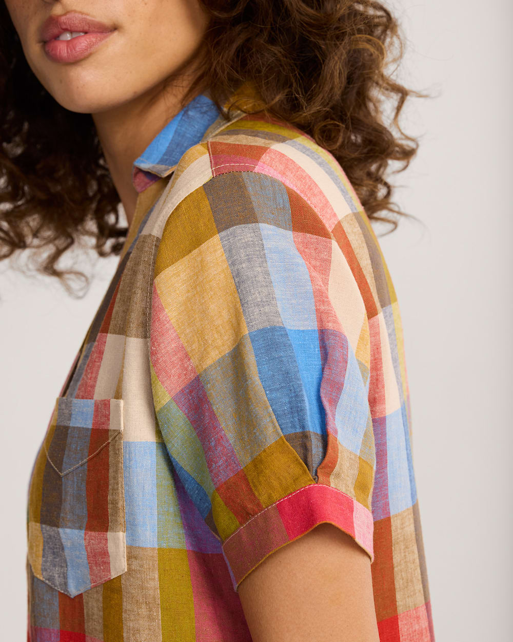 ALTERNATE VIEW OF WOMEN'S HARLOW LINEN SHIRT IN PLAID MULTI image number 4
