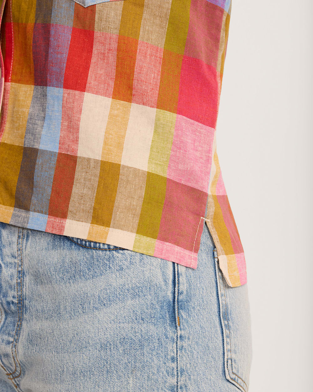 ALTERNATE VIEW OF WOMEN'S HARLOW LINEN SHIRT IN PLAID MULTI image number 5