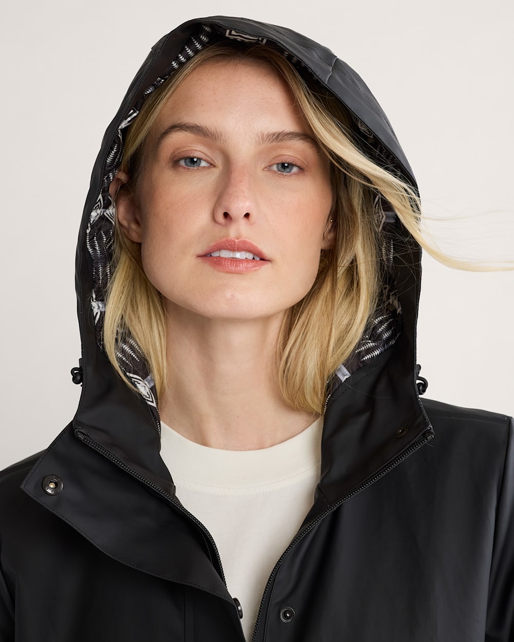 ALTERNATE VIEW OF WOMEN'S VICTORIA RAIN SLICKER IN BLACK image number 4