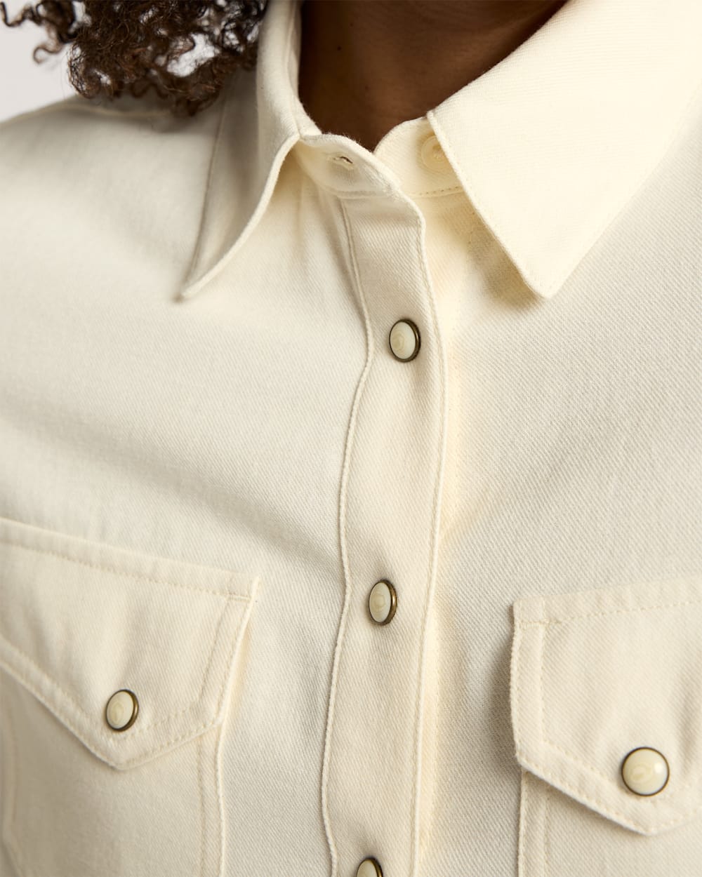 ALTERNATE VIEW OF WOMEN'S COTTON TWILL GAMBLER SHIRT IN ECRU image number 4
