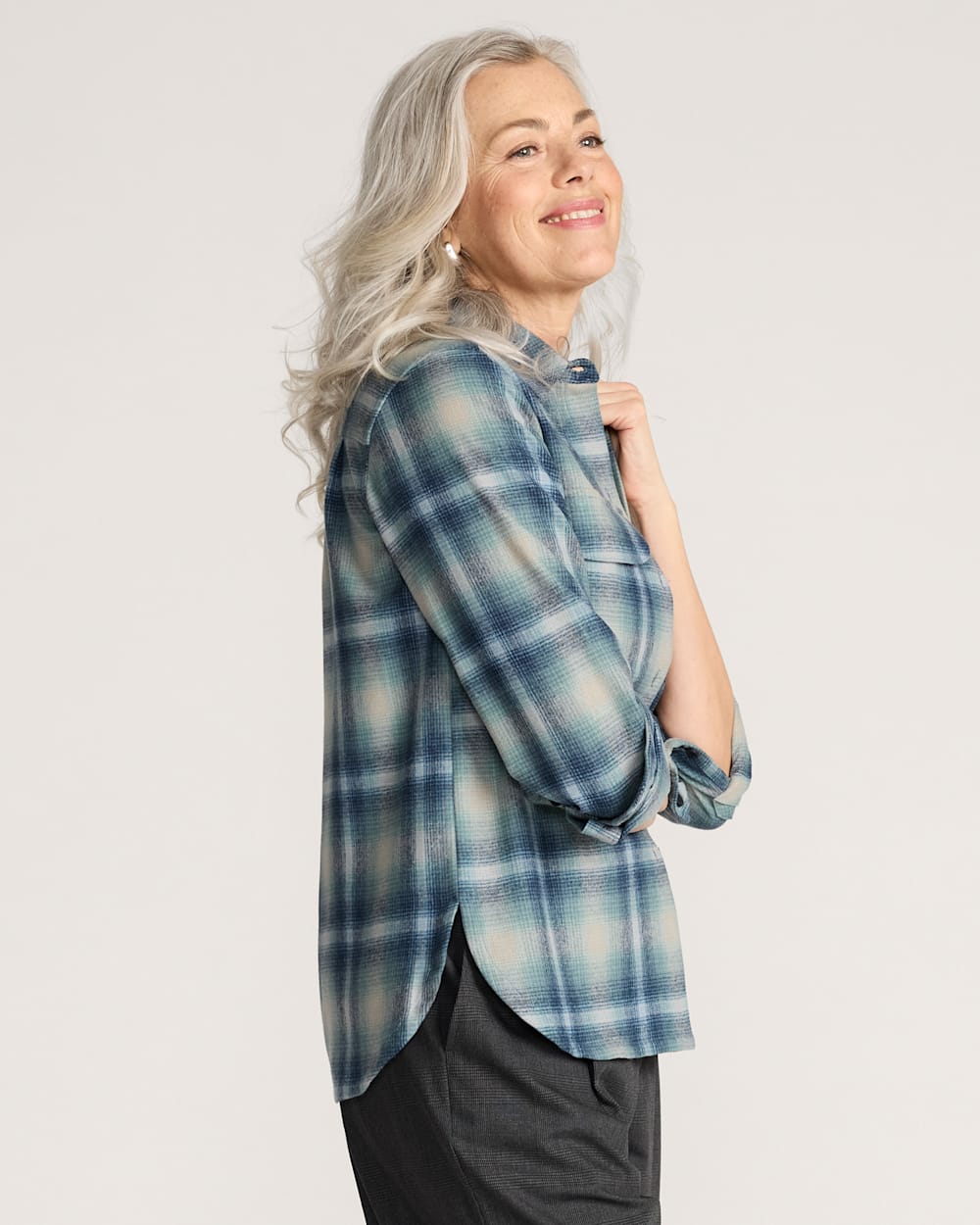 ALTERNATE VIEW OF WOMEN'S PLAID BOARD SHIRT IN BLUE/WHITE OMBRE image number 3
