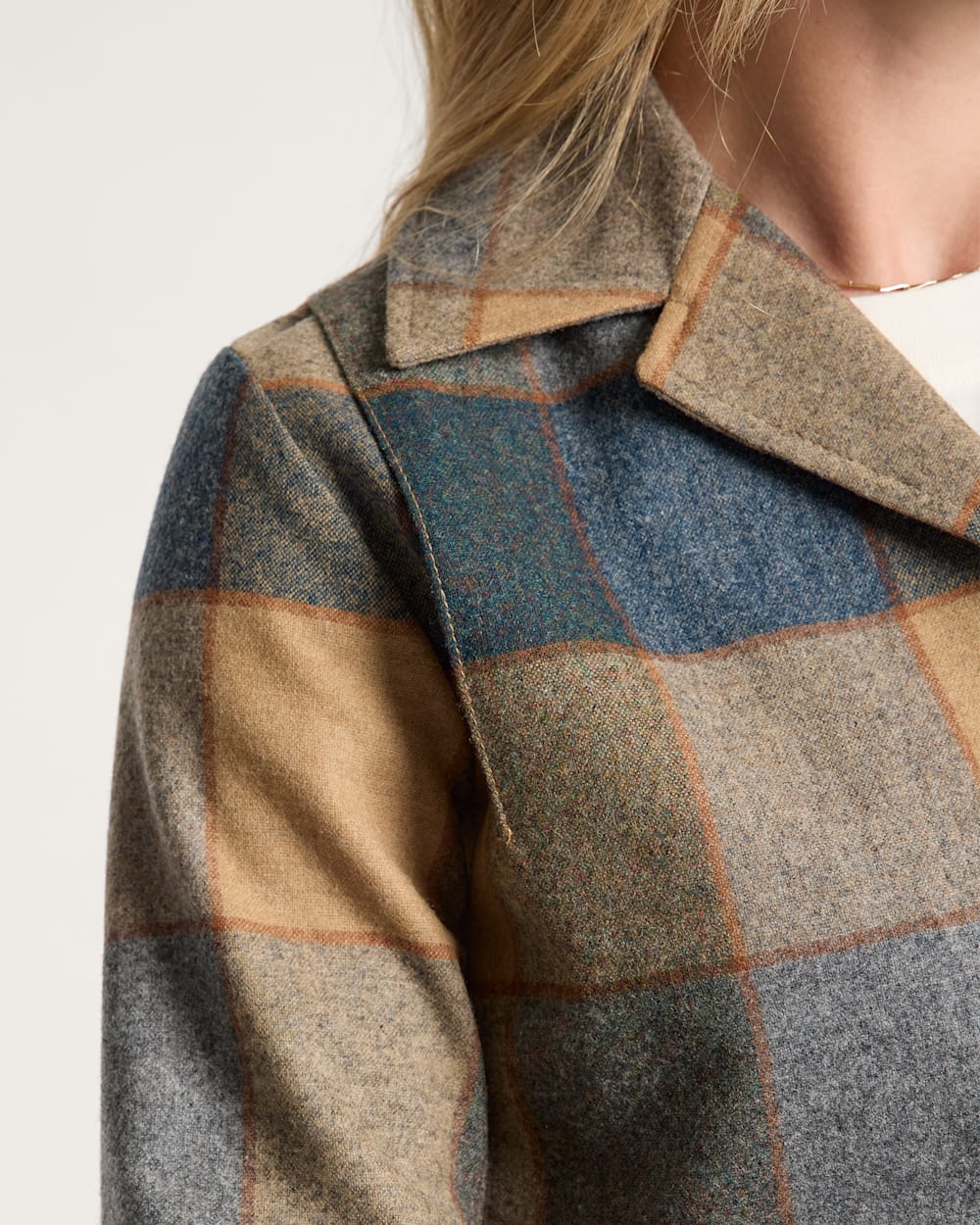 ALTERNATE VIEW OF WOMEN'S 49ER JACKET IN CAMEL BLOCK PLAID image number 4