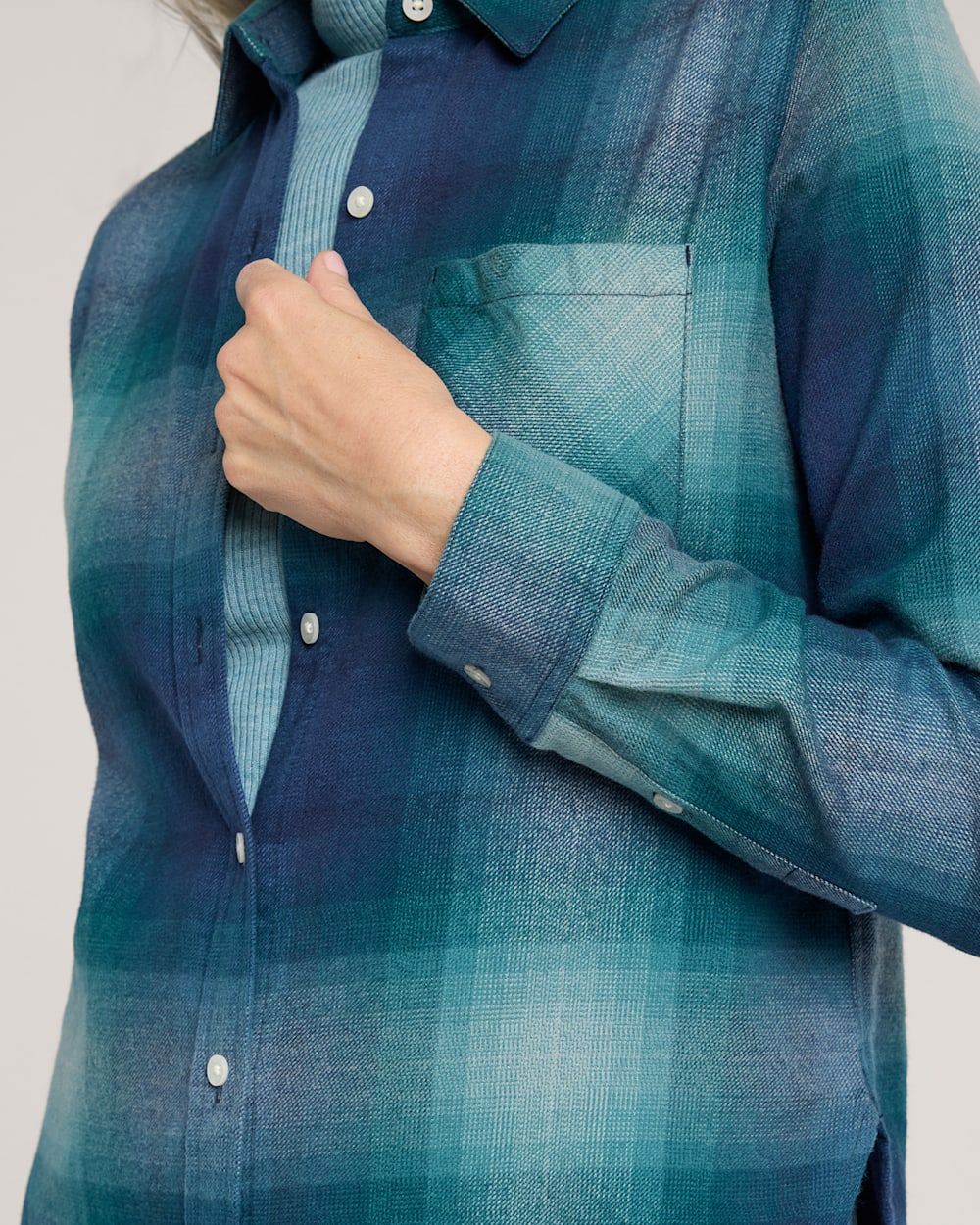 ALTERNATE VIEW OF PLAID COTTON FLANNEL RELAXED SHIRT IN TEAL OMBRE image number 4