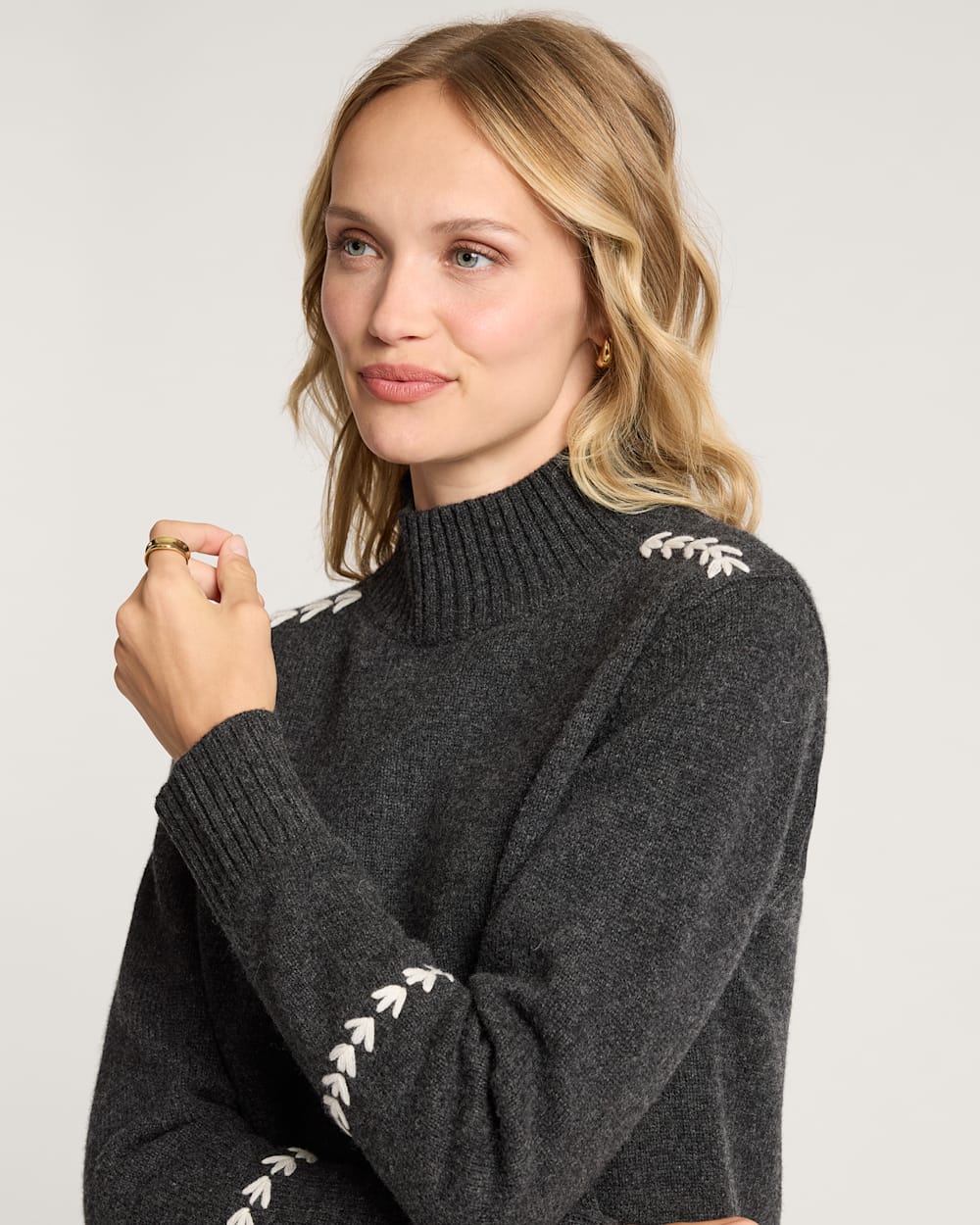 ALTERNATE VIEW OF WOMEN'S VINTAGE MOCKNECK MERINO PULLOVER IN BLACK image number 4