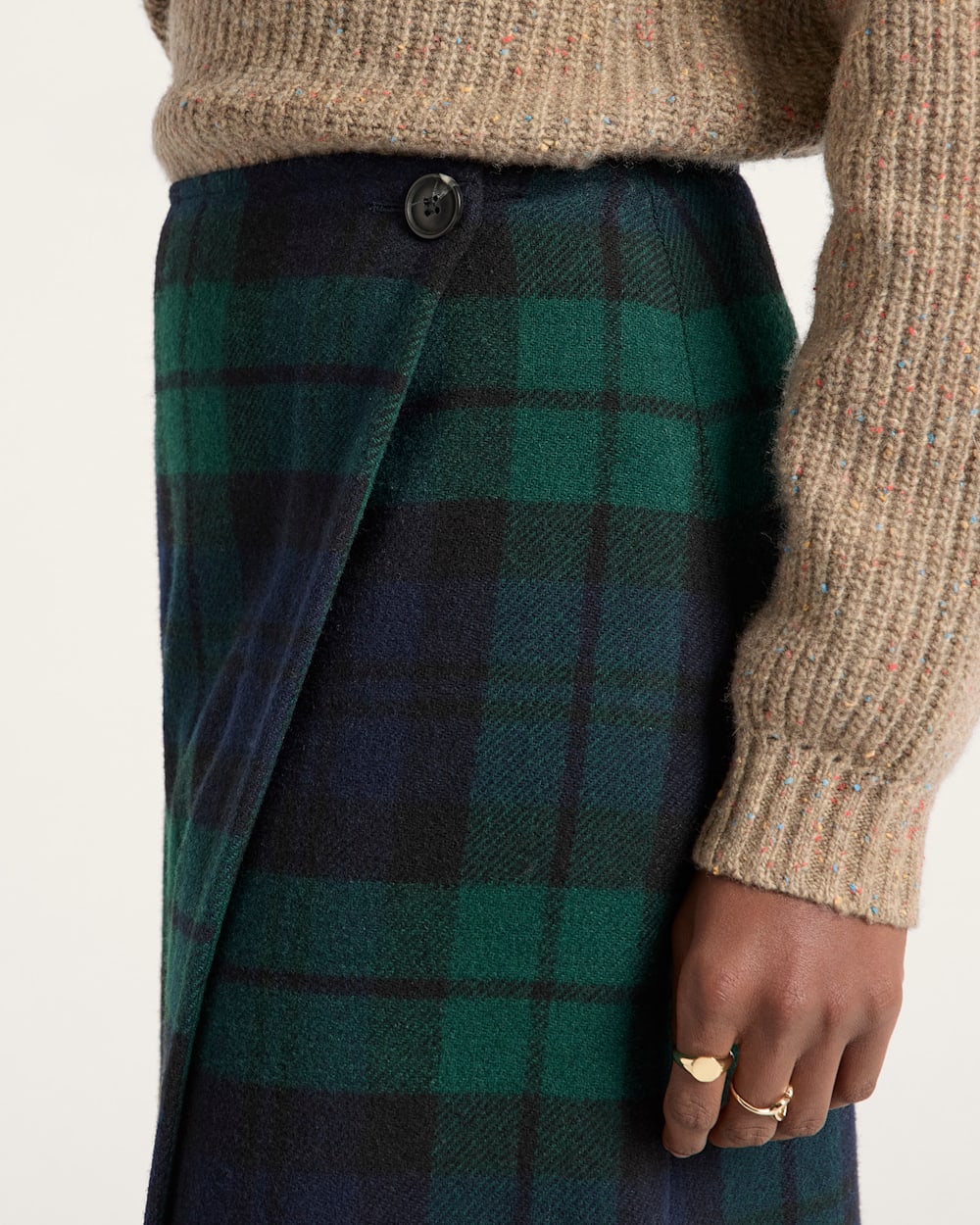 ALTERNATE VIEW OF WOMEN'S WOOL FRINGED WRAP SKIRT IN BLACK WATCH TARTAN image number 4