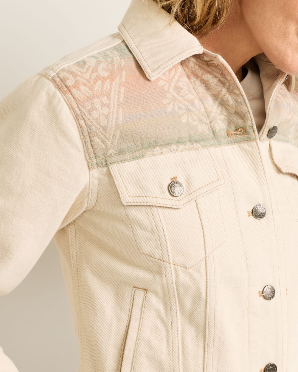 ALTERNATE VIEW OF WOMEN'S DENIM TRUCKER JACKET IN NATURAL LAUREL GROVE image number 4