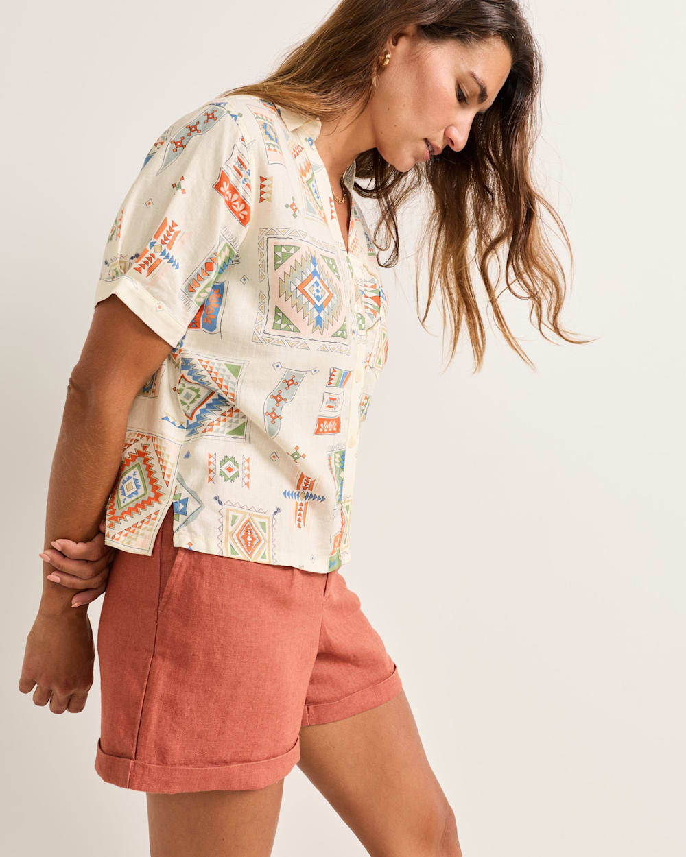 ALTERNATE VIEW OF WOMEN'S SHORT-SLEEVE HARLOW LINEN SHIRT IN IVORY MULTI image number 3