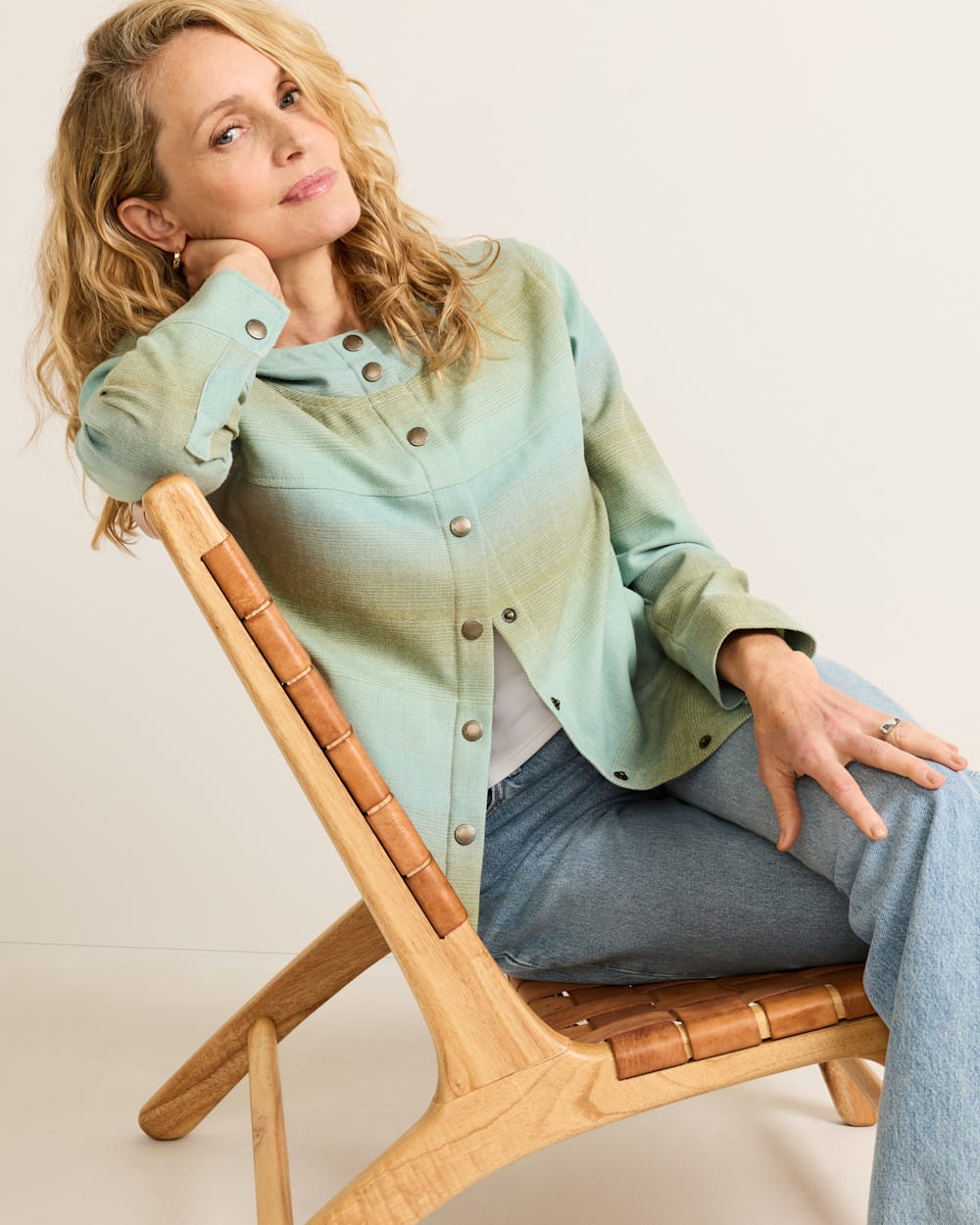 ALTERNATE VIEW OF WOMEN'S OMBRE TRAILSIDE WOOL HOODIE IN TEAL/TAN image number 6