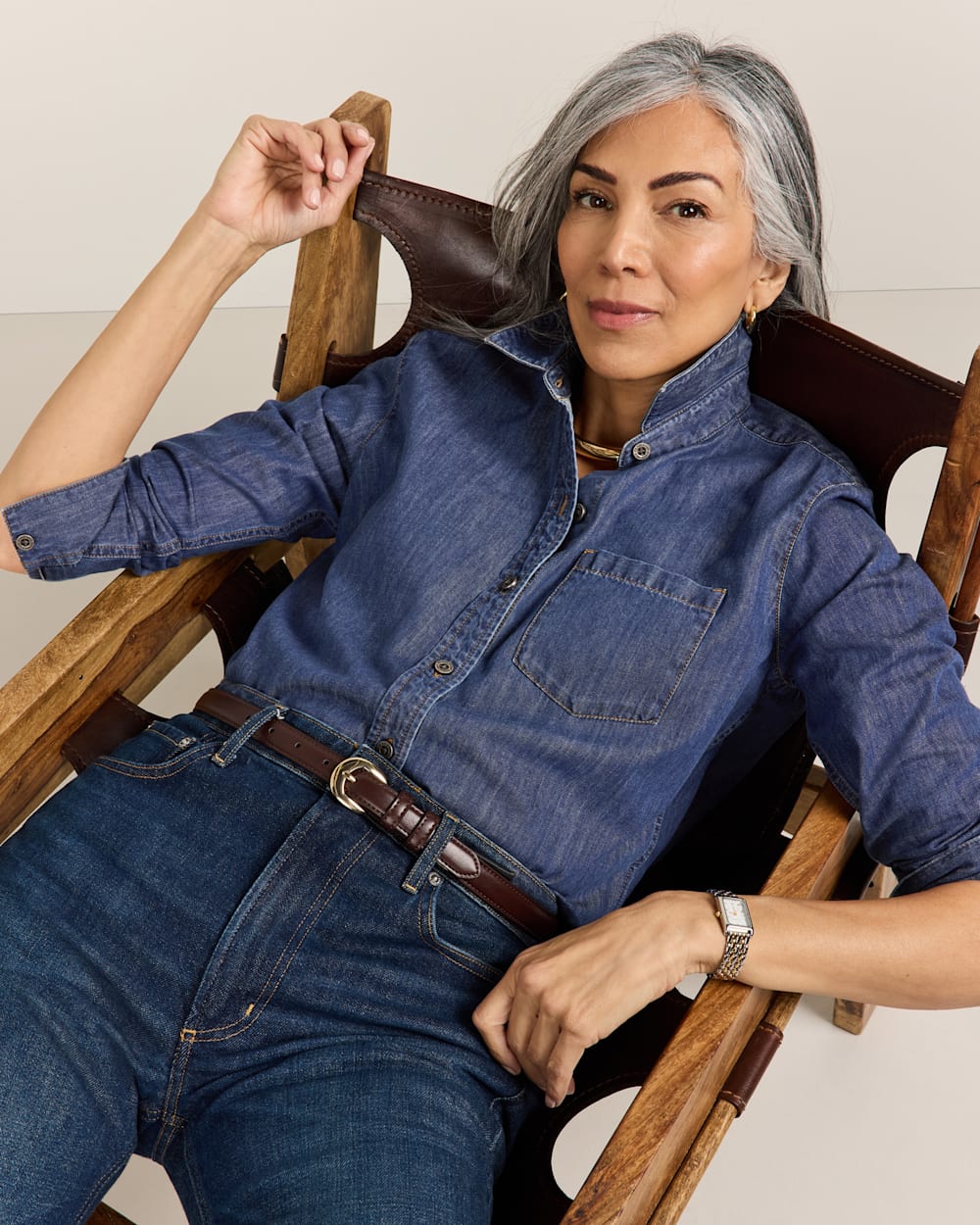 ALTERNATE VIEW OF WOMEN'S CHAMBRAY PERFECT ONE POCKET SHIRT IN MEDIUM WASH image number 2