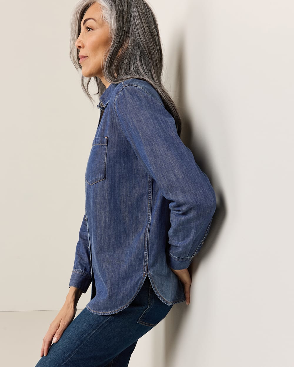 ALTERNATE VIEW OF WOMEN'S CHAMBRAY PERFECT ONE POCKET SHIRT IN MEDIUM WASH image number 3