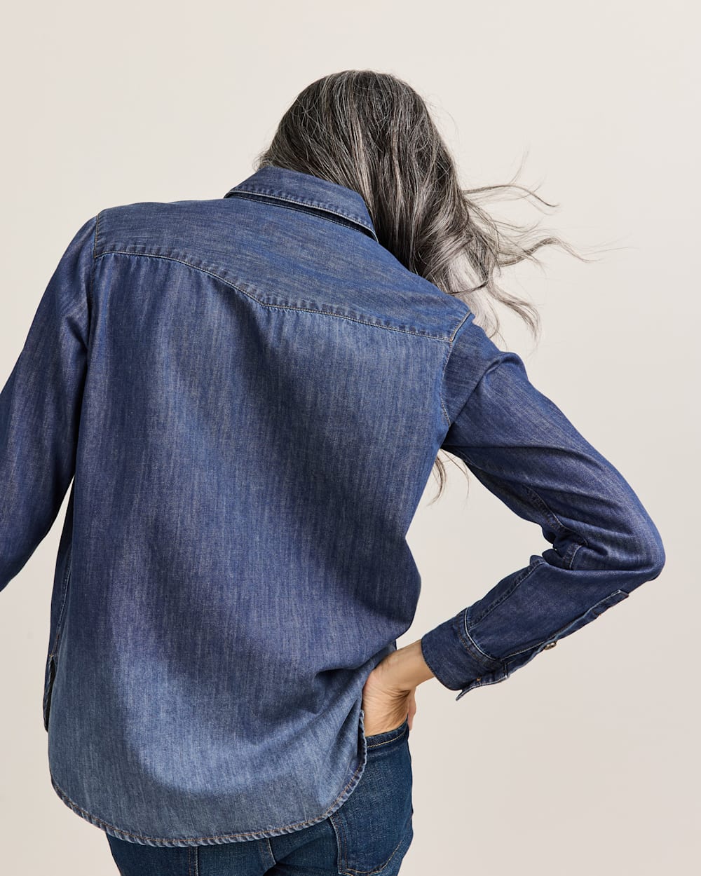 ALTERNATE VIEW OF WOMEN'S CHAMBRAY PERFECT ONE POCKET SHIRT IN MEDIUM WASH image number 4