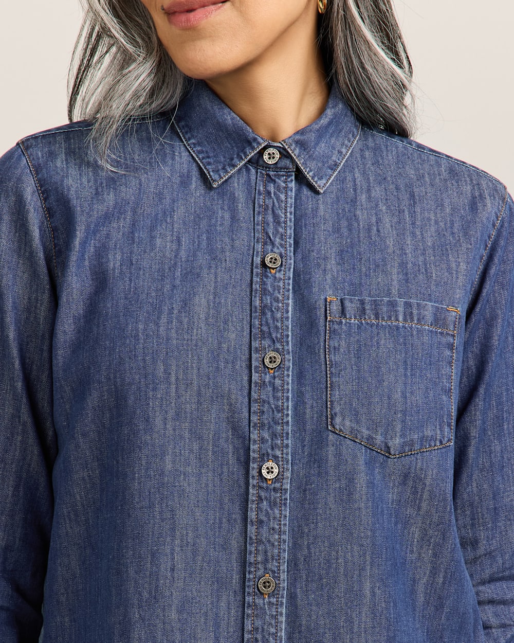 ALTERNATE VIEW OF WOMEN'S CHAMBRAY PERFECT ONE POCKET SHIRT IN MEDIUM WASH image number 5