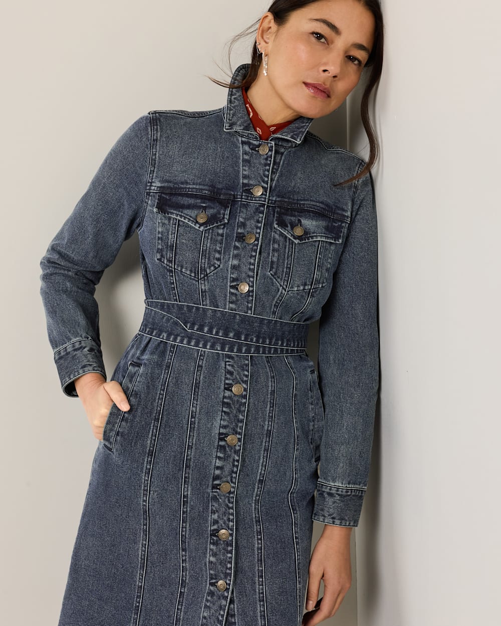 ALTERNATE VIEW OF WOMEN'S DENIM MIDI SHIRT DRESS IN DARK WASH image number 3
