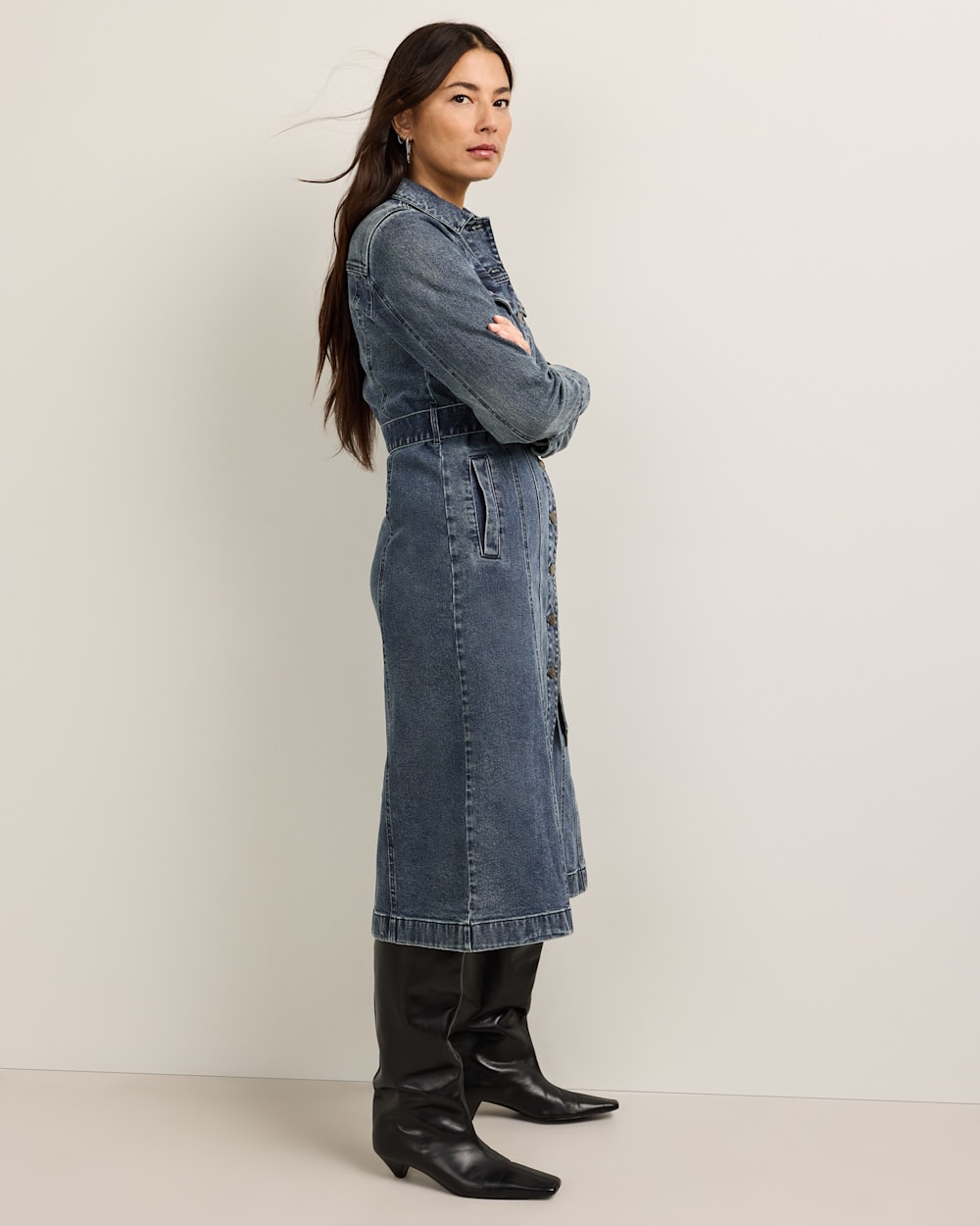 ALTERNATE VIEW OF WOMEN'S DENIM MIDI SHIRT DRESS IN DARK WASH image number 4