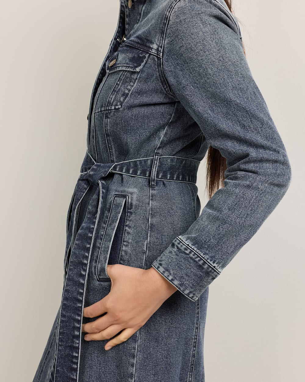 ALTERNATE VIEW OF WOMEN'S DENIM MIDI SHIRT DRESS IN DARK WASH image number 5