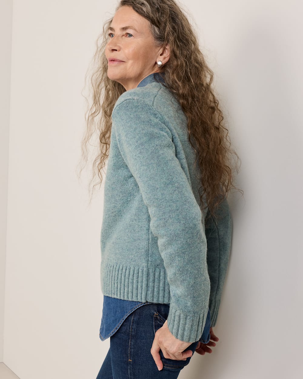 ALTERNATE VIEW OF WOMEN'S SHETLAND COLLECTION CREWNECK IN SEA GLASS BLUE HEATHER image number 3