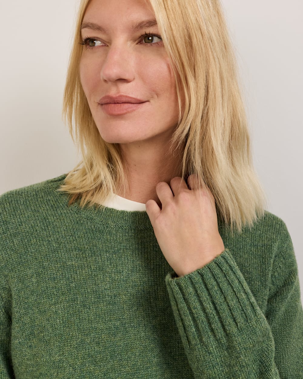 ALTERNATE VIEW OF WOMEN'S SHETLAND COLLECTION CREWNECK IN GREEN HEATHER image number 4