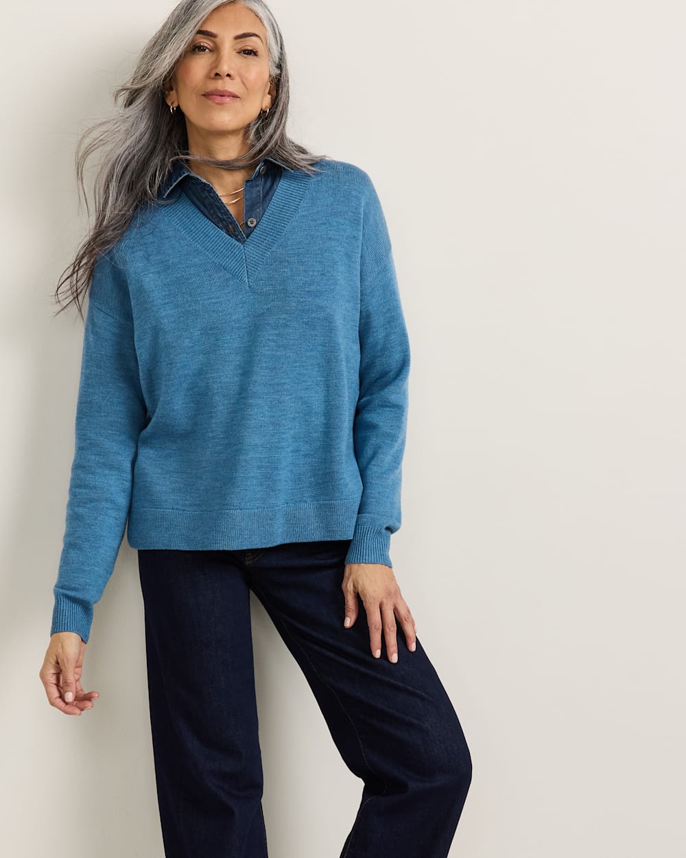 WOMEN'S MERINO V-NECK SWEATER IN BLUE image number 1