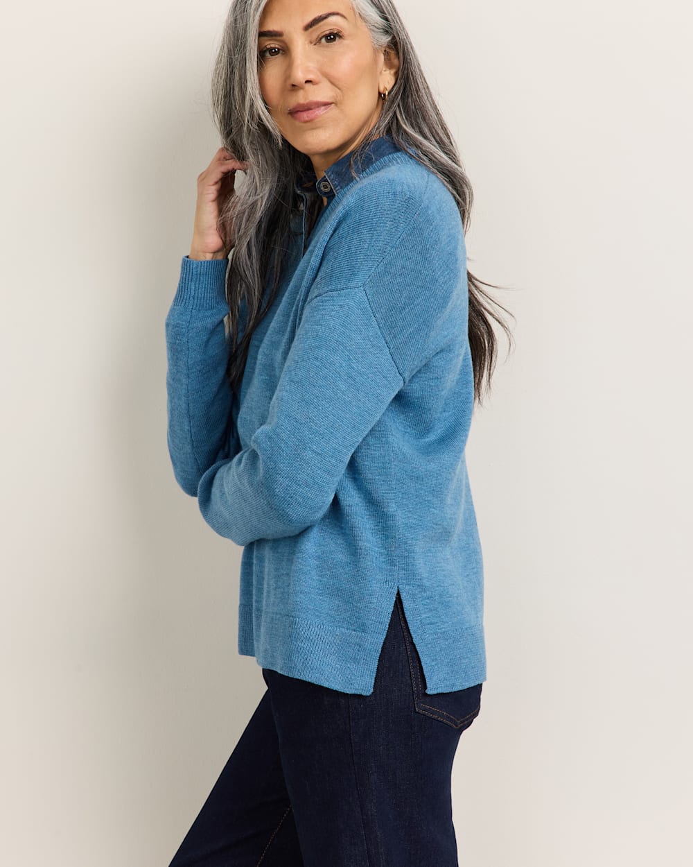 ALTERNATE VIEW OF WOMEN'S MERINO V-NECK SWEATER IN BLUE image number 3