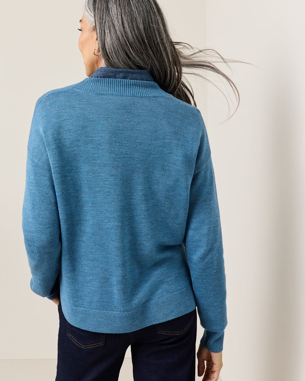ALTERNATE VIEW OF WOMEN'S MERINO V-NECK SWEATER IN BLUE image number 4