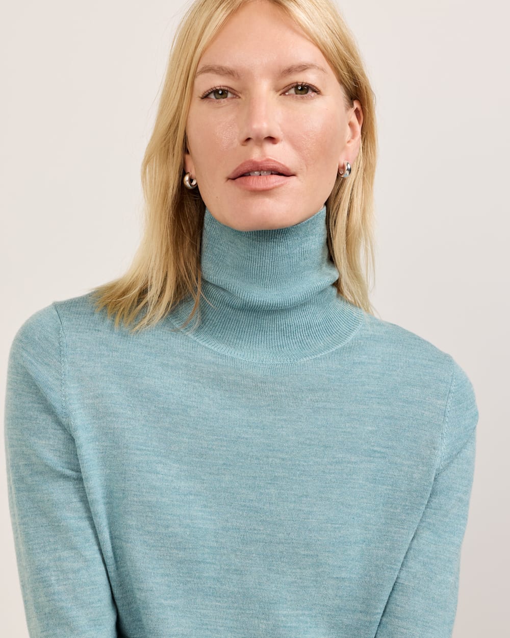 WOMEN'S MERINO TURTLENECK IN SEA BLUE image number 1