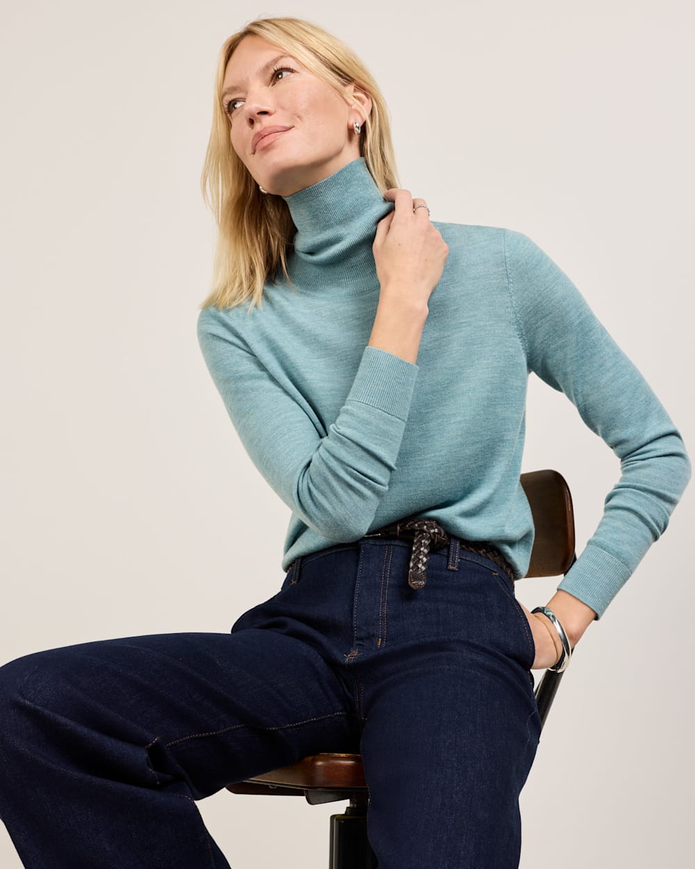 ALTERNATE VIEW OF WOMEN'S MERINO TURTLENECK IN SEA BLUE image number 6