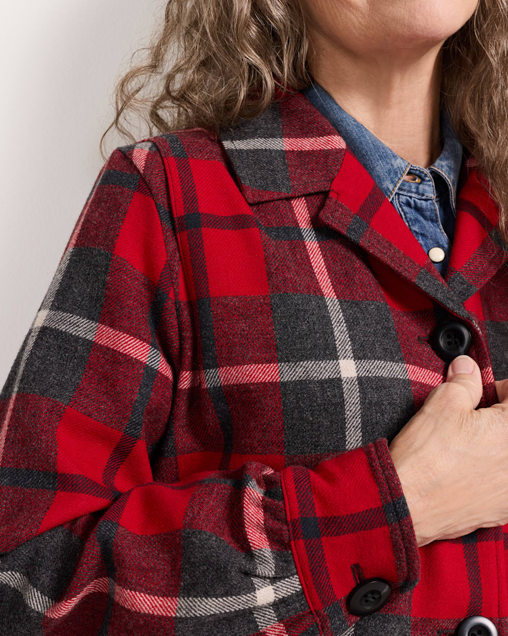 ALTERNATE VIEW OF WOMEN'S 49ER JACKET IN RED/CHARCOAL PLAID image number 4