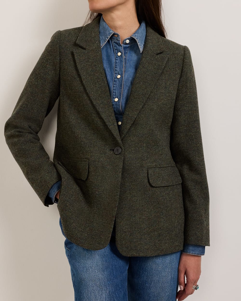 ALTERNATE VIEW OF WOMEN'S HERRINGBONE TWEED WOOL BLAZER IN BLACK/GREEN MIX image number 3