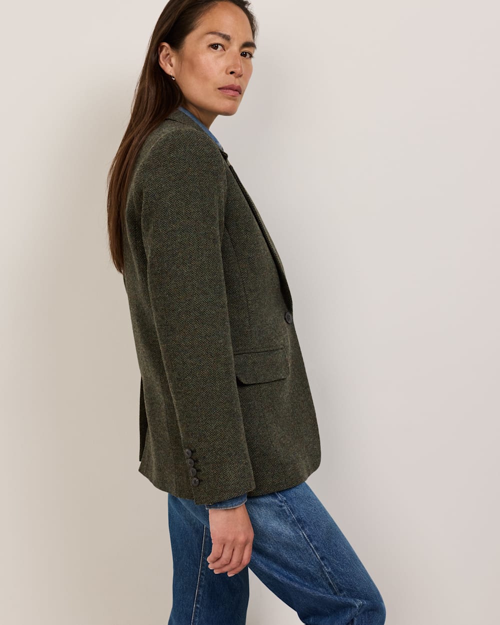 ALTERNATE VIEW OF WOMEN'S HERRINGBONE TWEED WOOL BLAZER IN BLACK/GREEN MIX image number 4