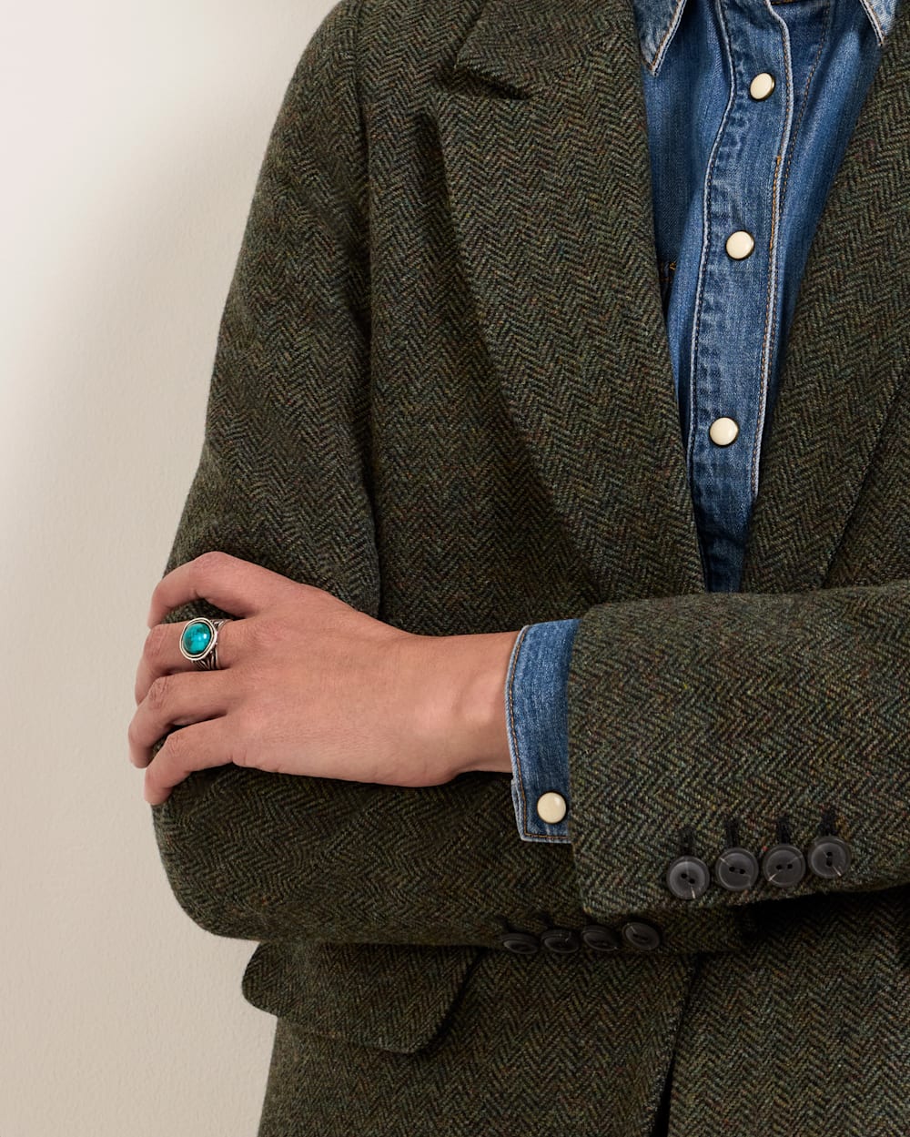 ALTERNATE VIEW OF WOMEN'S HERRINGBONE TWEED WOOL BLAZER IN BLACK/GREEN MIX image number 6