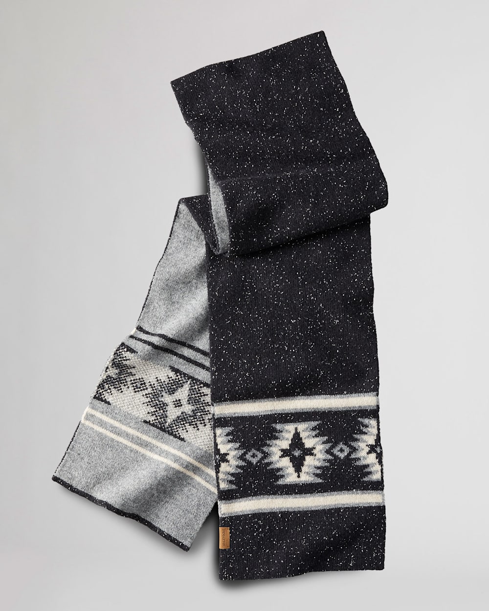 LAMBSWOOL SCARF IN CHARCOAL GREY ROCK POINT image number 1