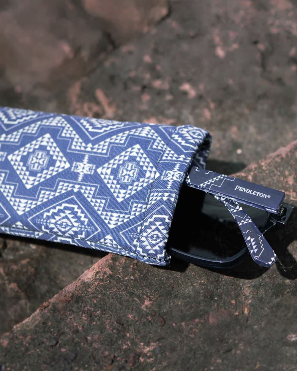 ALTERNATE VIEW OF SHWOOD X PENDLETON COBY POLARIZED SUNGLASSES IN NAVY CRYSTAL/OXBOW image number 4