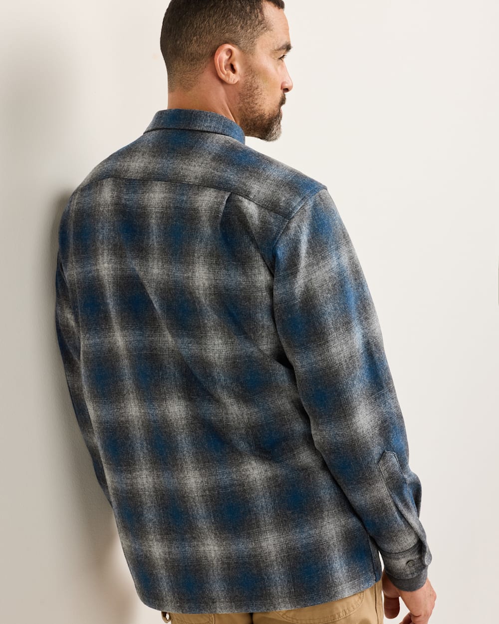 ALTERNATE VIEW OF MEN'S PLAID BOARD SHIRT IN CHARCOAL/NAVY OMBRE image number 4