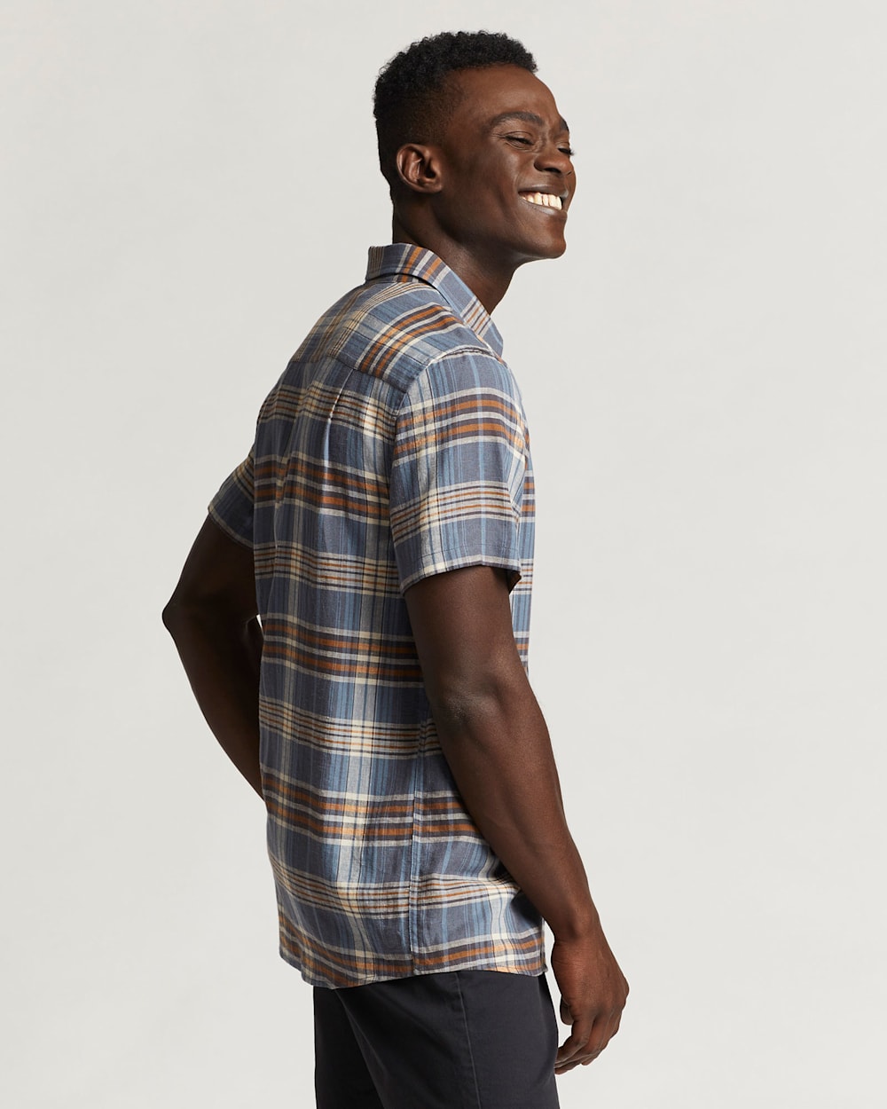 MEN'S SHORT-SLEEVE LINEN SHIRT IN BLUE MIRAGE/ANGORA PLAID image number 2