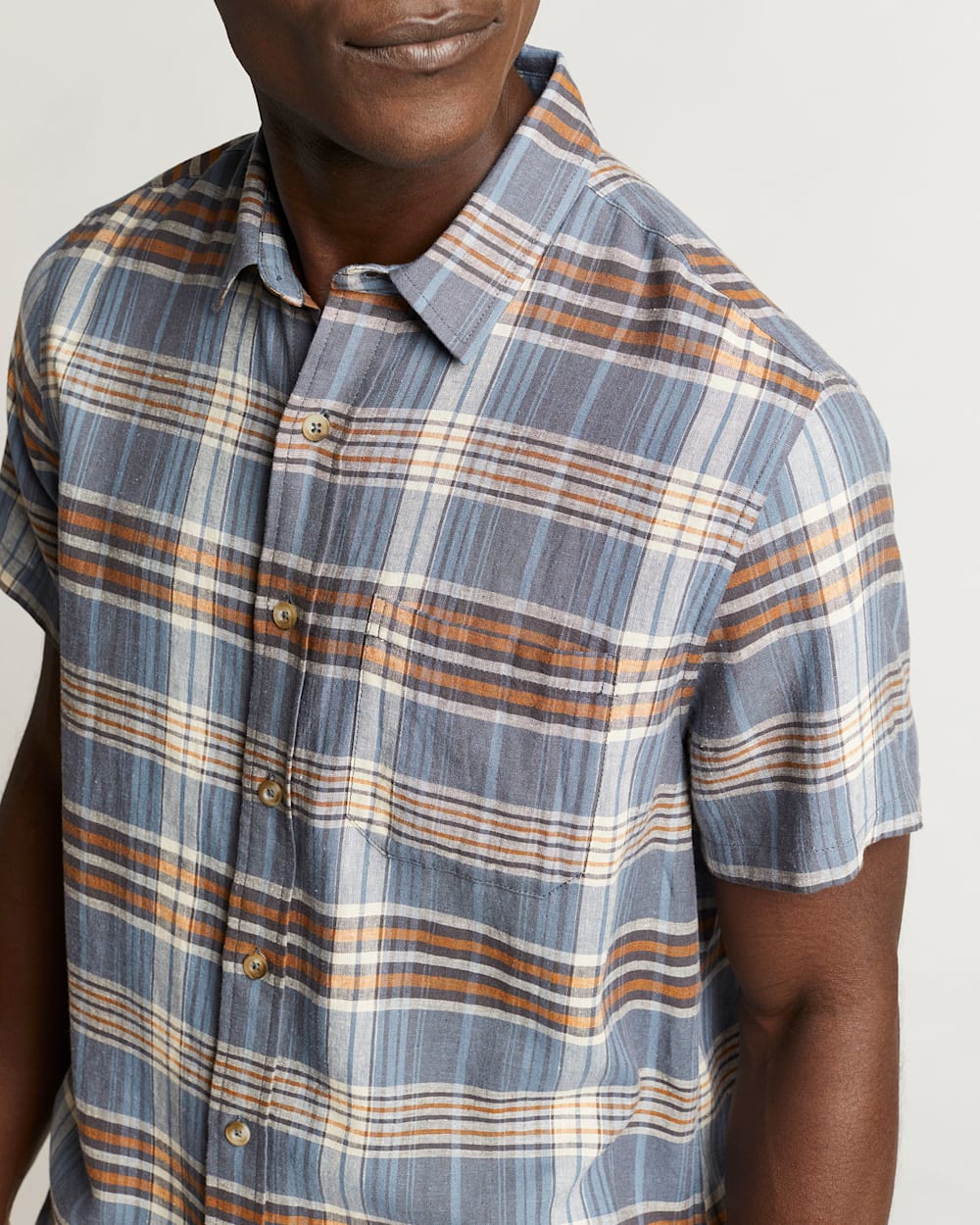 MEN'S SHORT-SLEEVE LINEN SHIRT IN BLUE MIRAGE/ANGORA PLAID image number 4