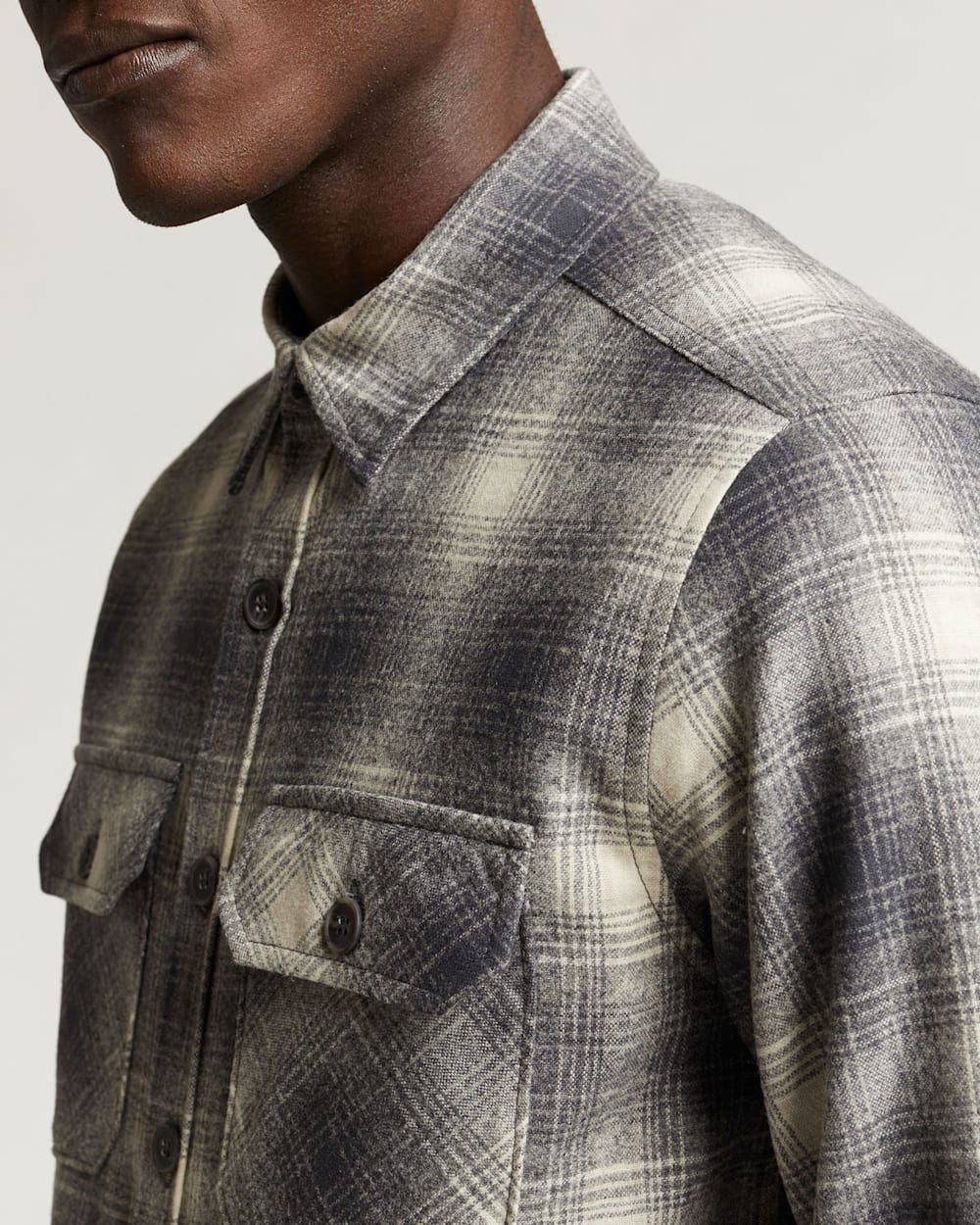 ALTERNATE VIEW OF MEN'S PLAID QUILTED SHIRT JACKET IN SLATE/WHITE image number 4