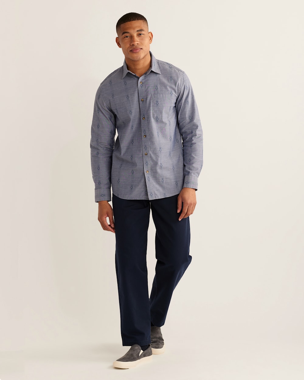 MEN'S LONG-SLEEVE CARSON CHAMBRAY SHIRT IN INDIGO image number 1