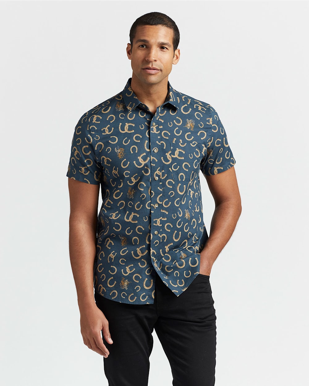 MEN'S SHORT-SLEEVE SHORELINE SHIRT IN NAVY HORSESHOE image number 1
