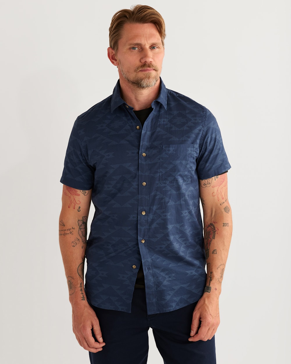 MEN'S SHORT-SLEEVE SHORELINE SHIRT IN INDIGO image number 1