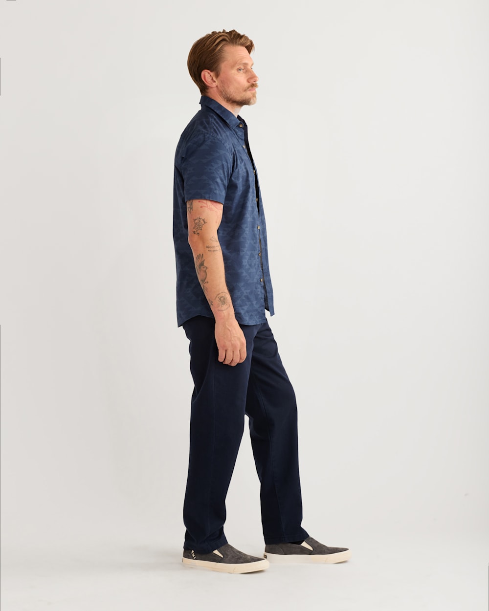 ALTERNATE VIEW OF MEN'S SHORT-SLEEVE SHORELINE SHIRT IN INDIGO image number 2