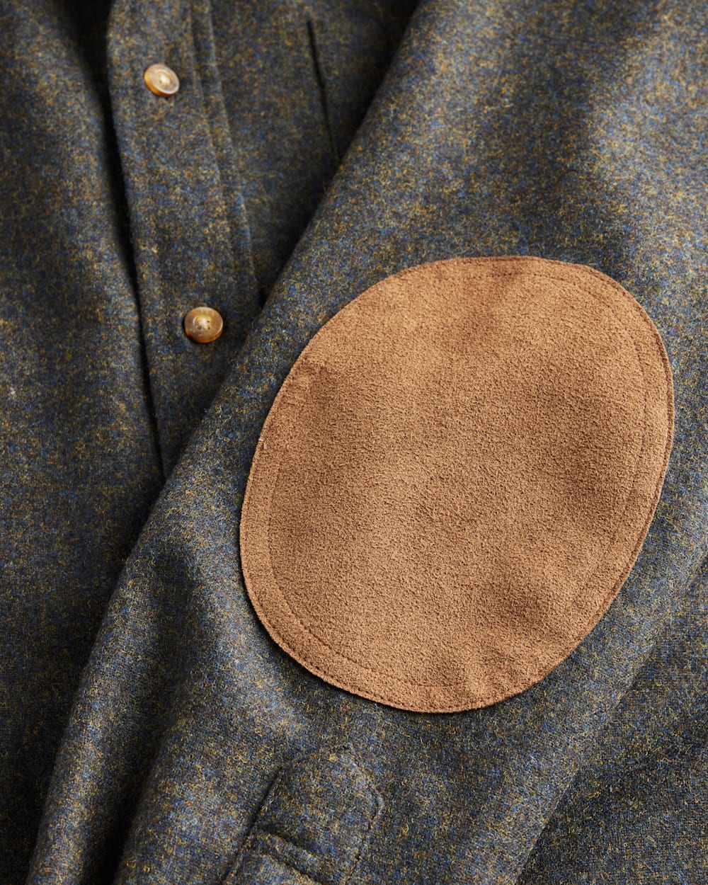 ALTERNATE VIEW OF MEN'S ELBOW-PATCH TRAIL SHIRT IN BLUE/GREEN image number 4