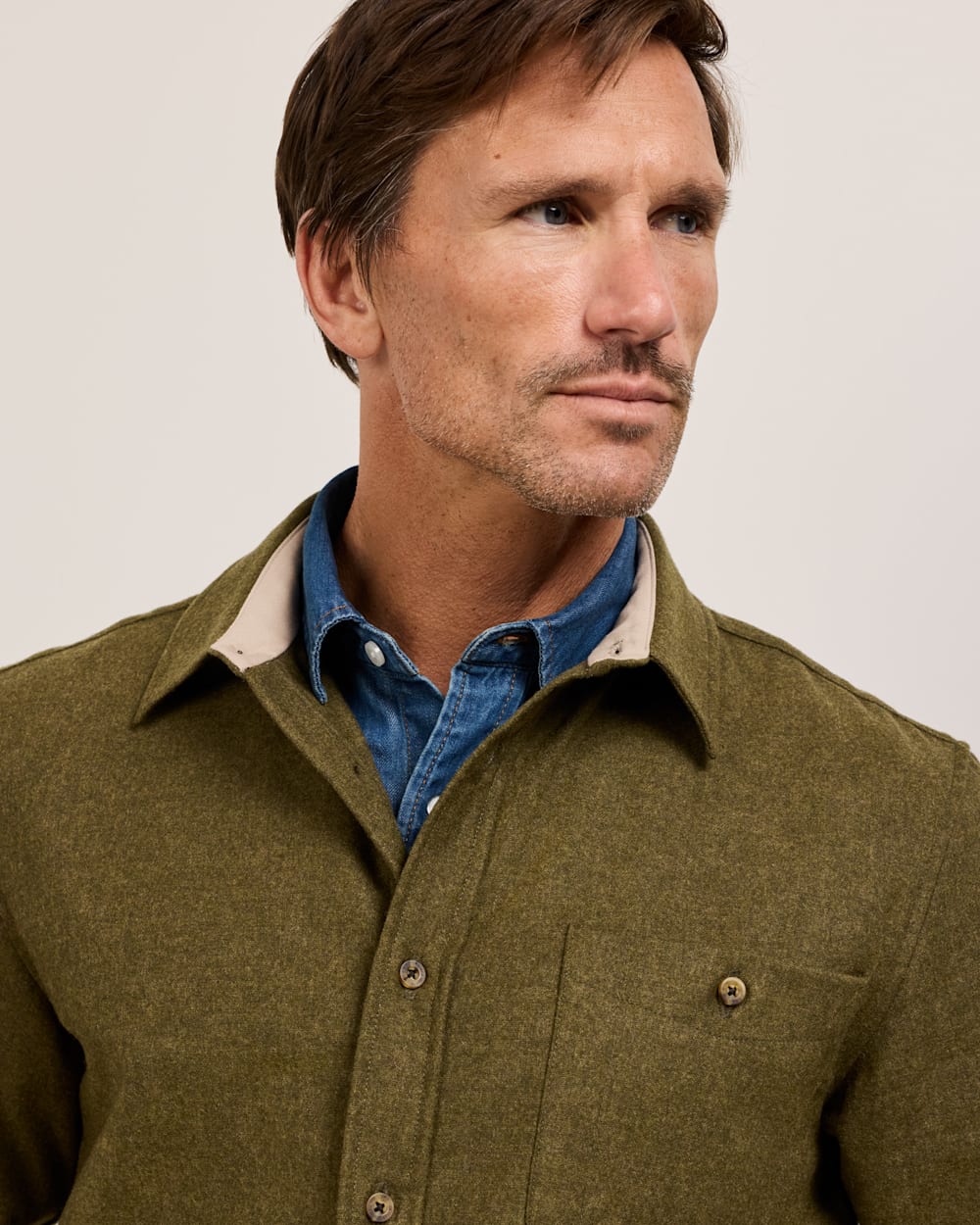 ALTERNATE VIEW OF MEN'S ELBOW-PATCH TRAIL SHIRT IN GREEN MIX image number 4