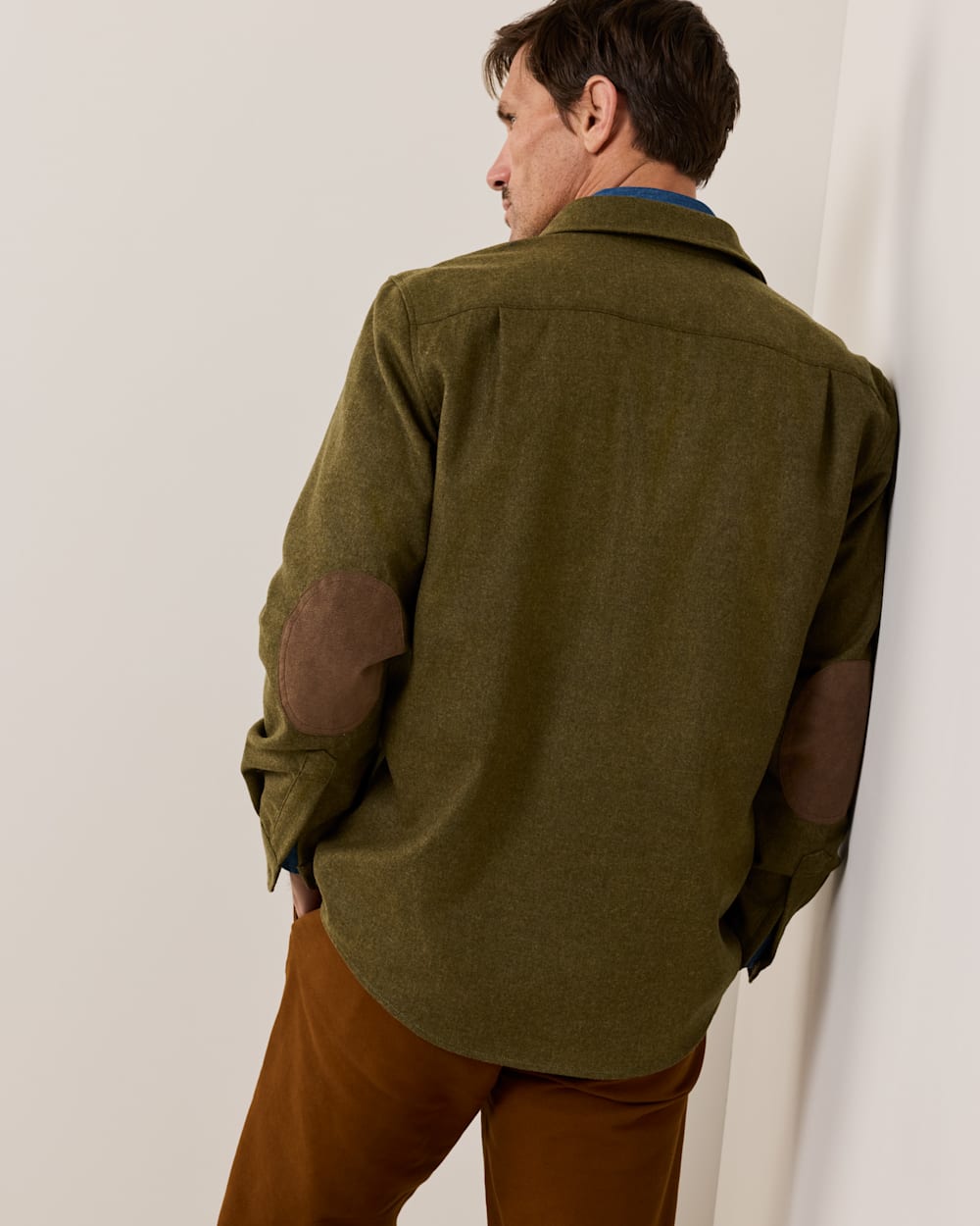 ALTERNATE VIEW OF MEN'S ELBOW-PATCH TRAIL SHIRT IN GREEN MIX image number 6