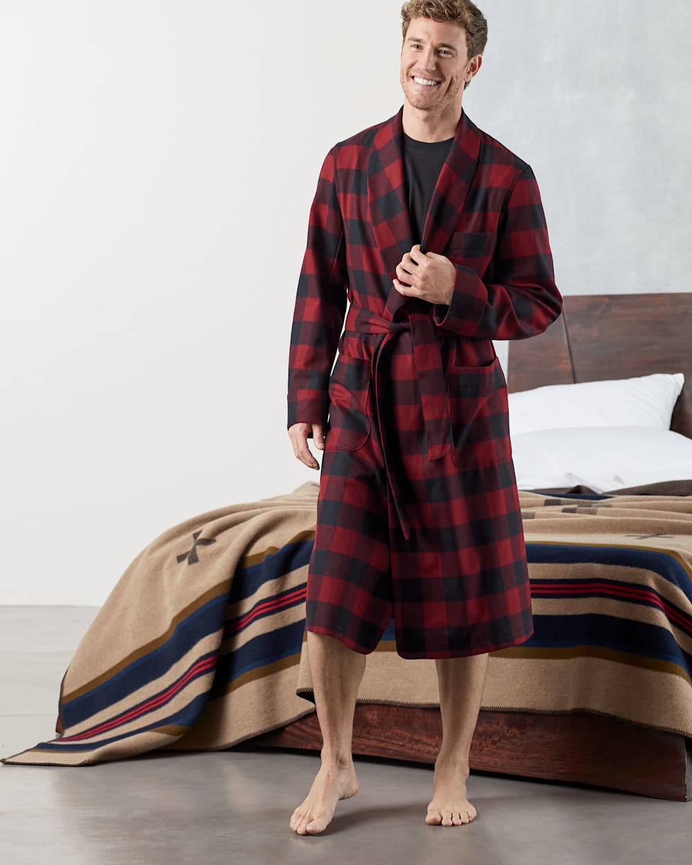 ADDITIONAL VIEW OF MEN'S WASHABLE WHISPERWOOL ROBE IN BLACK/BURGUNDY BUFFALO image number 2