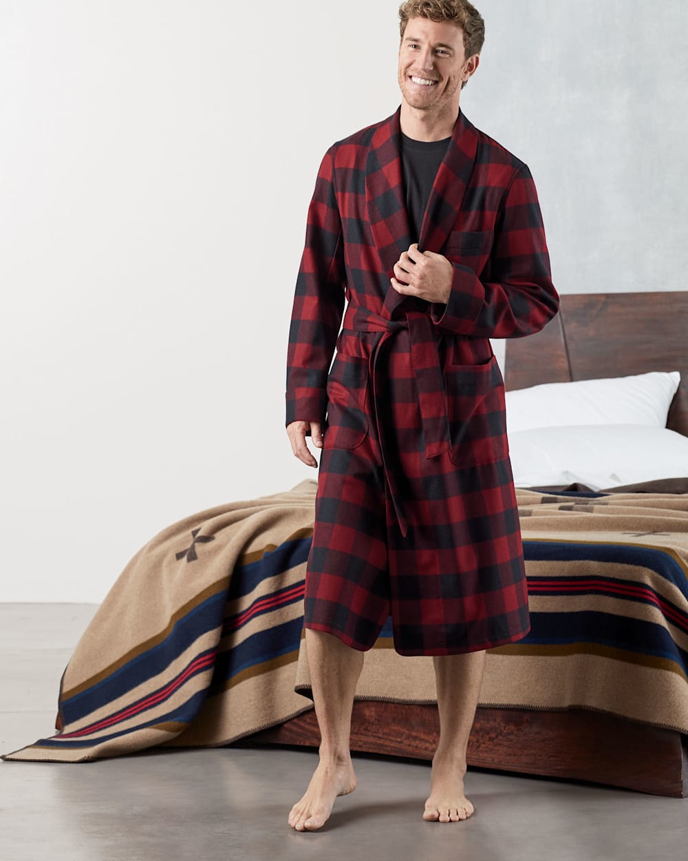 ADDITIONAL VIEW OF MEN'S WASHABLE WHISPERWOOL ROBE IN BLACK/BURGUNDY BUFFALO image number 2