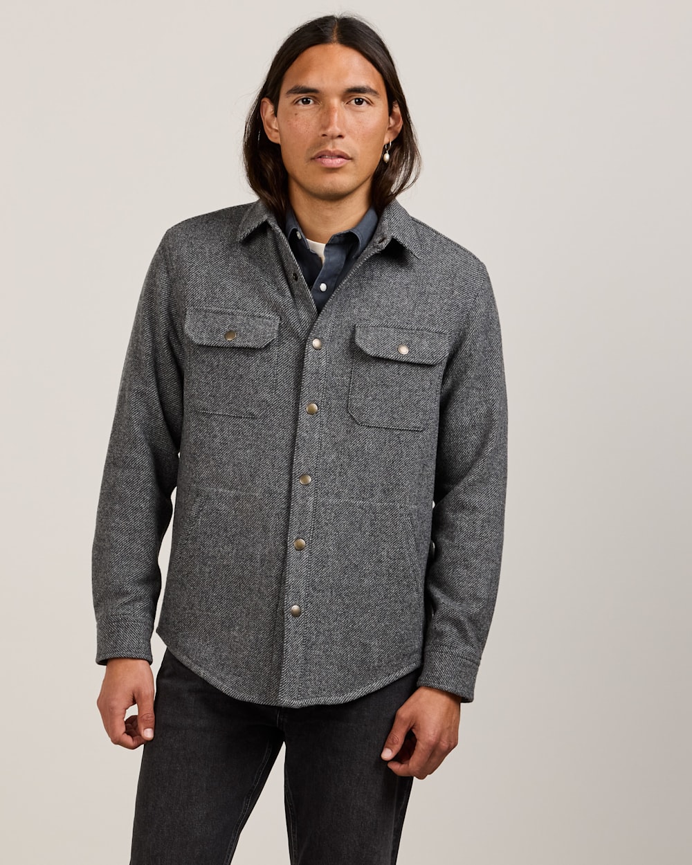 MEN'S FOREST TWILL SHIRT JACKET IN CHARCOAL image number 1