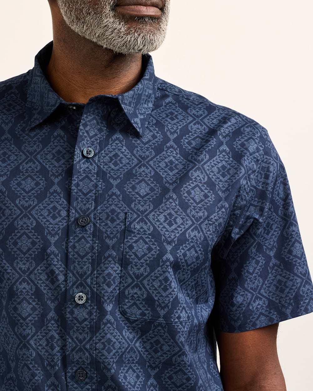 ALTERNATE VIEW OF MEN'S SHORT-SLEEVE SHORELINE COTTON SHIRT IN NAVY ECHO BAY image number 4