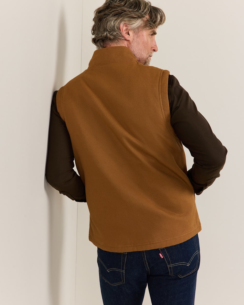 ALTERNATE VIEW OF MEN'S PINE GROVE CANVAS VEST IN WHISKY image number 3