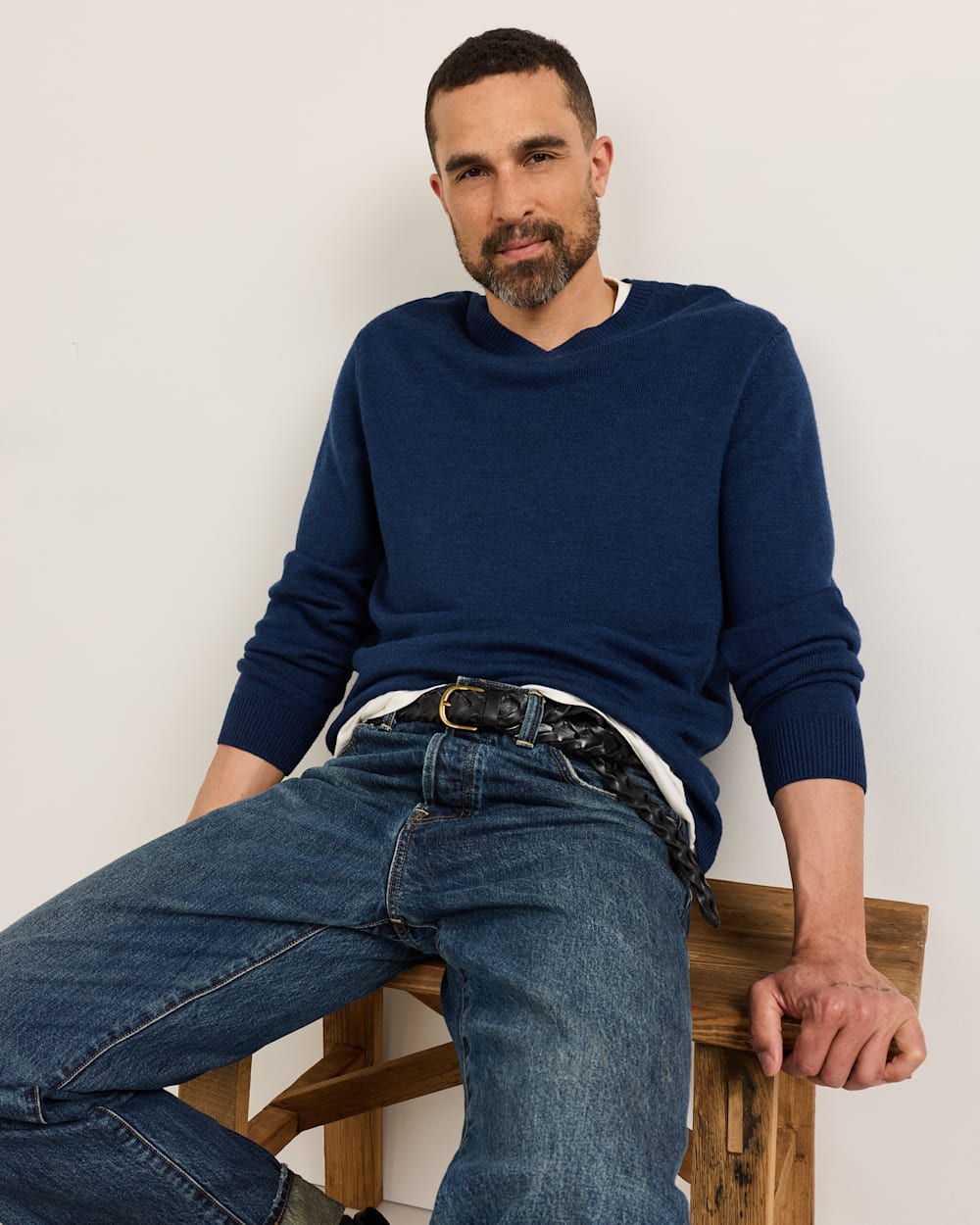 MEN'S MERINO V-NECK SWEATER IN NAVY HEATHER image number 1