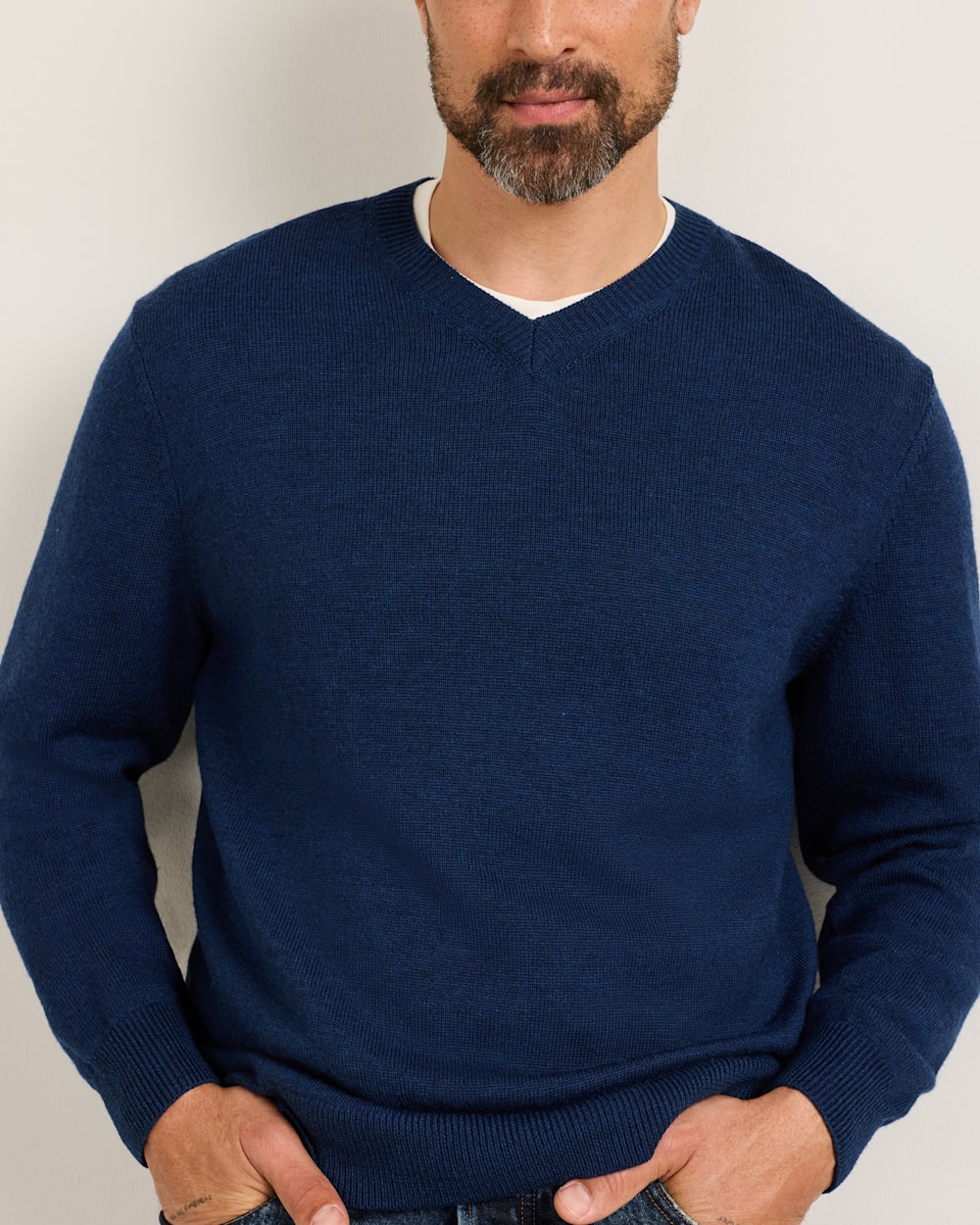 ALTERNATE VIEW OF MEN'S MERINO V-NECK SWEATER IN NAVY HEATHER image number 4